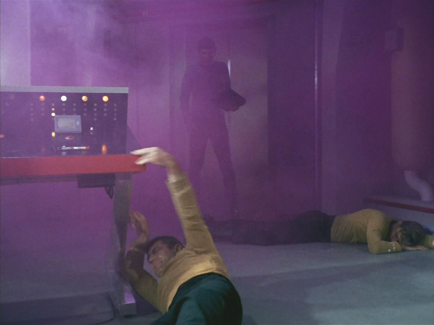 Enterprise ji dokáže včas sestřelit, utrpí ale poškození, které mimo jiné způsobilo únik chladicího média ve phaserové místnosti. Spock včas vytáhl Stilese, Tomlinson ale zemřel.