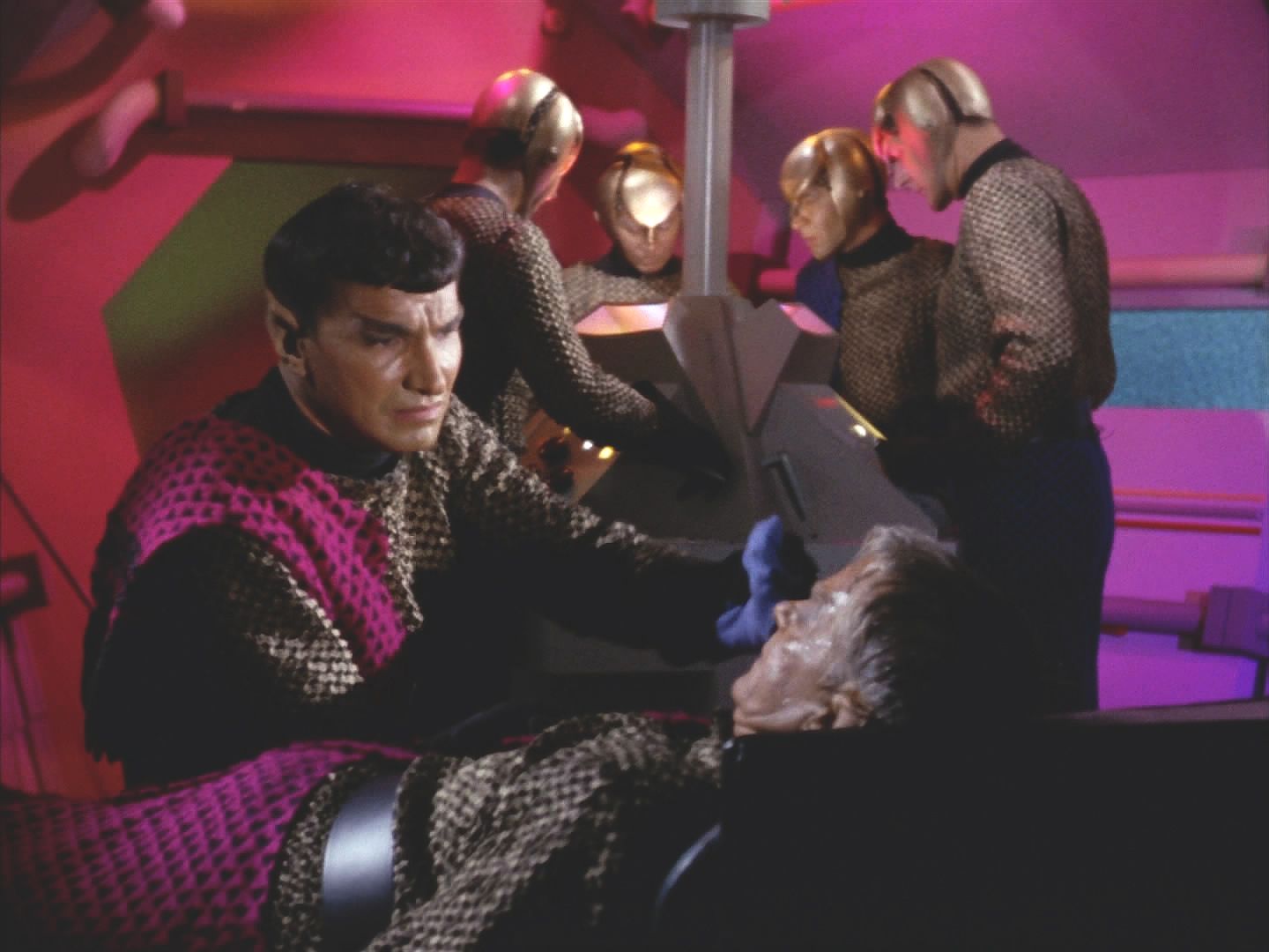 Pak začíná hra nervů. Romulanský komandér sice při zásahu ztratil svého dobrého přítele, ale je stejně dobrý stratég jako kapitán Kirk.