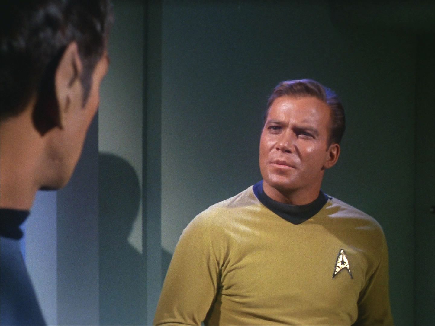 Když se kapitán vrátil na loď a obořil se na Spocka jako na "míšence", Spockovi došlo, že to není Kirk, a vyslal výsadek.