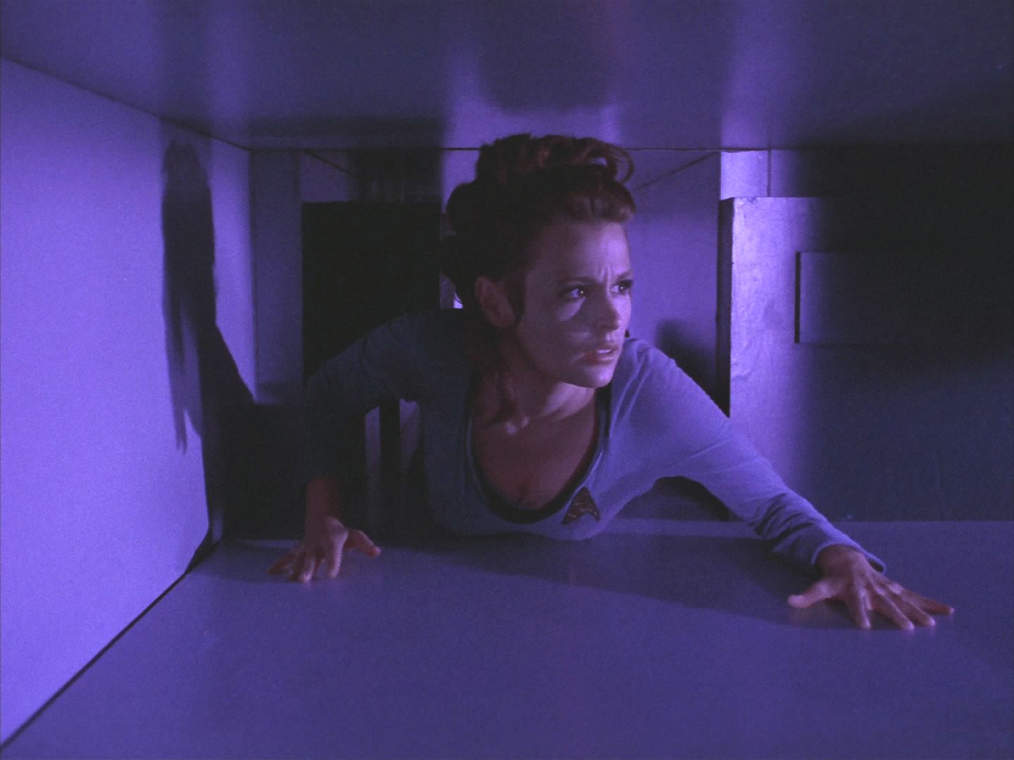 Helen prolézá klimatizací a hledá hlavní zdroj energie. Podaří se jí vypnout generátor a Kirk se v tom okamžiku dokáže spojit se Spockem. Ten se okamžitě transportuje na povrch i s výsadkem.