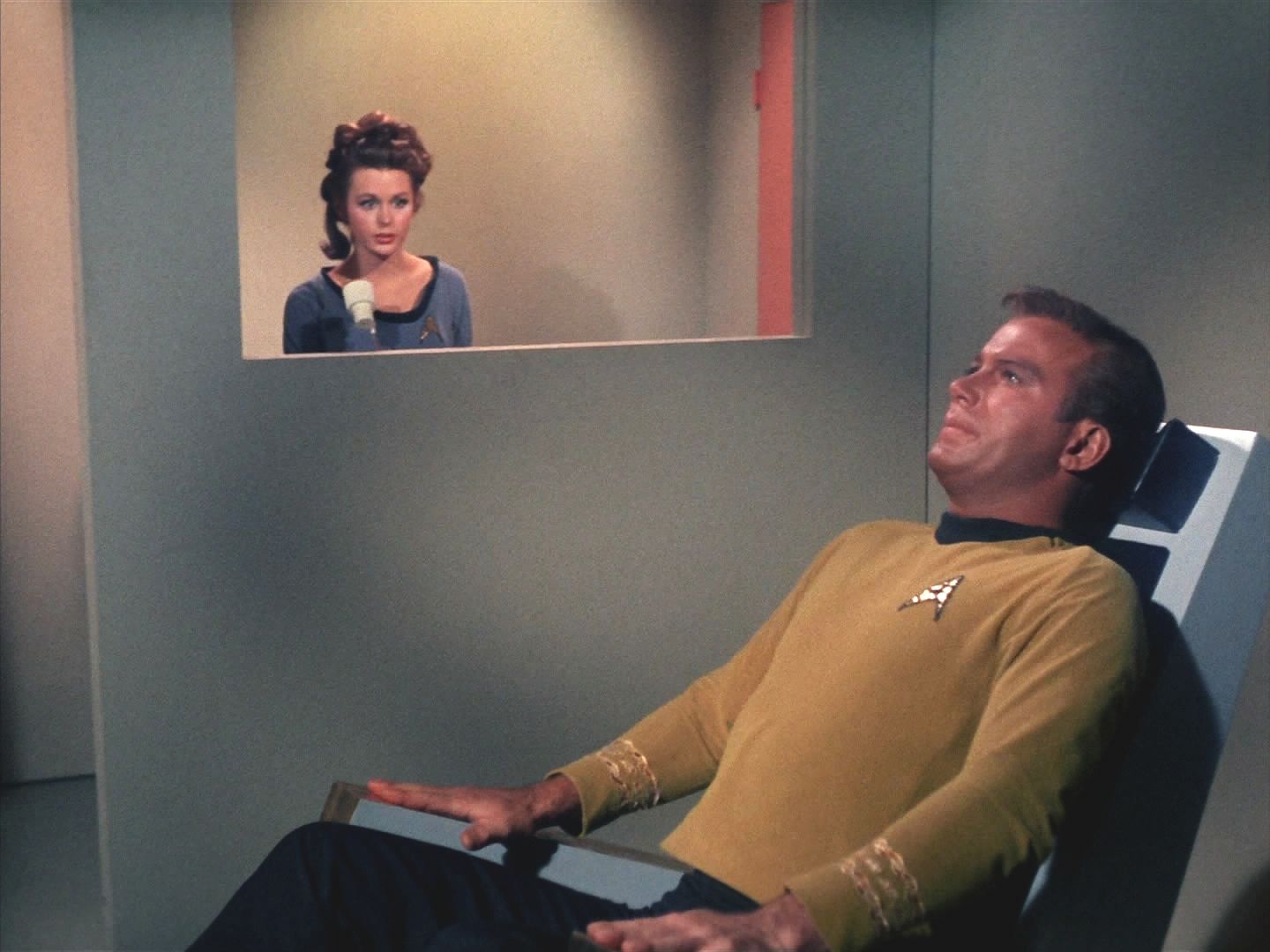 Kirk to musí vyzkoušet sám na sobě. Krátce na něj působí paprsek slabé intenzity, ale i tak mu Helen dokáže vymazat myšlenky a vsugerovat, cokoliv ji právě napadne.
