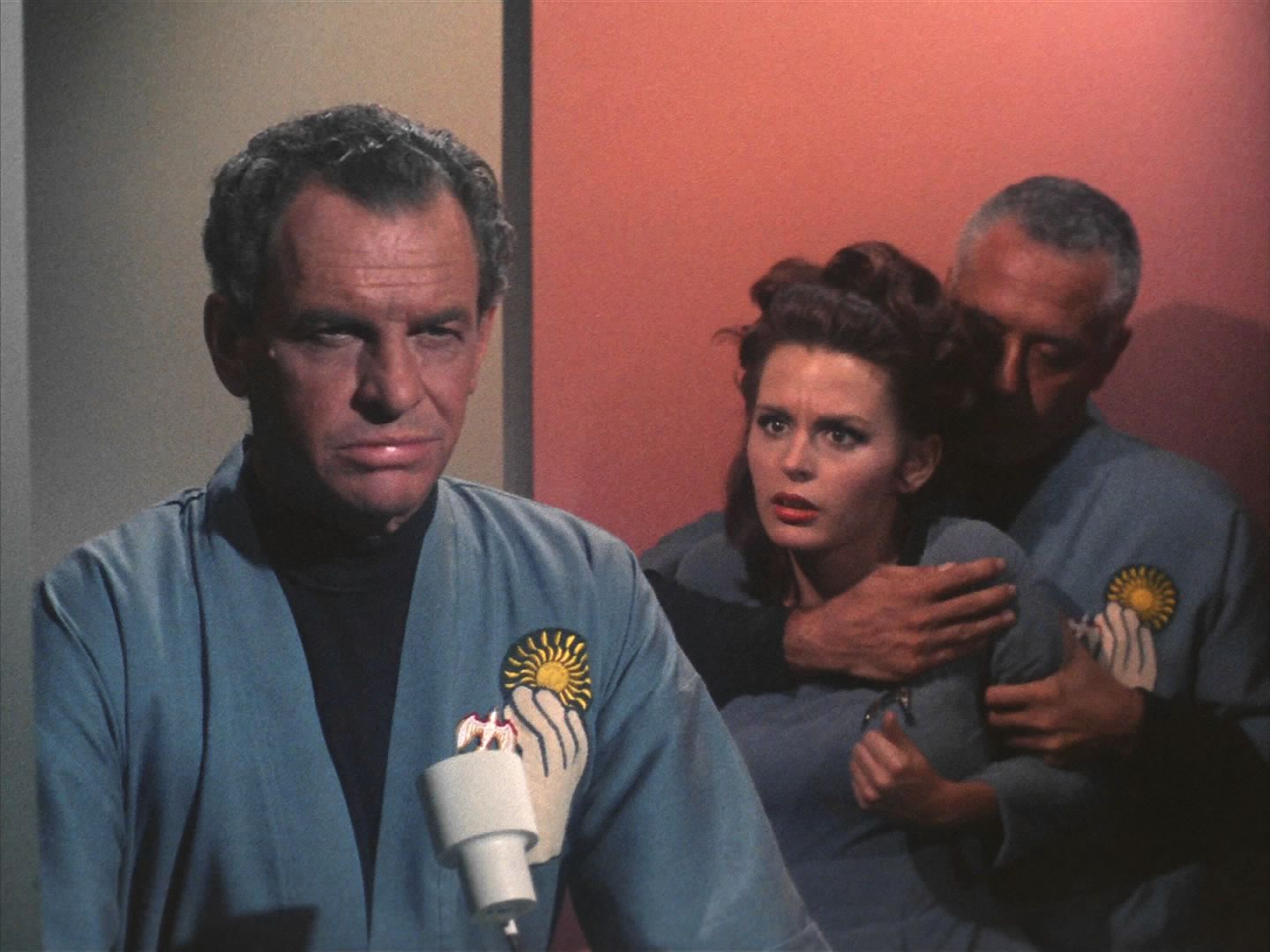 To už personál kolonie zjistil, že Kirk je příliš zvědavý. Adams nastavuje vysokou intenzitu a nutí Kirka do přesvědčení, že mu naprosto věří.