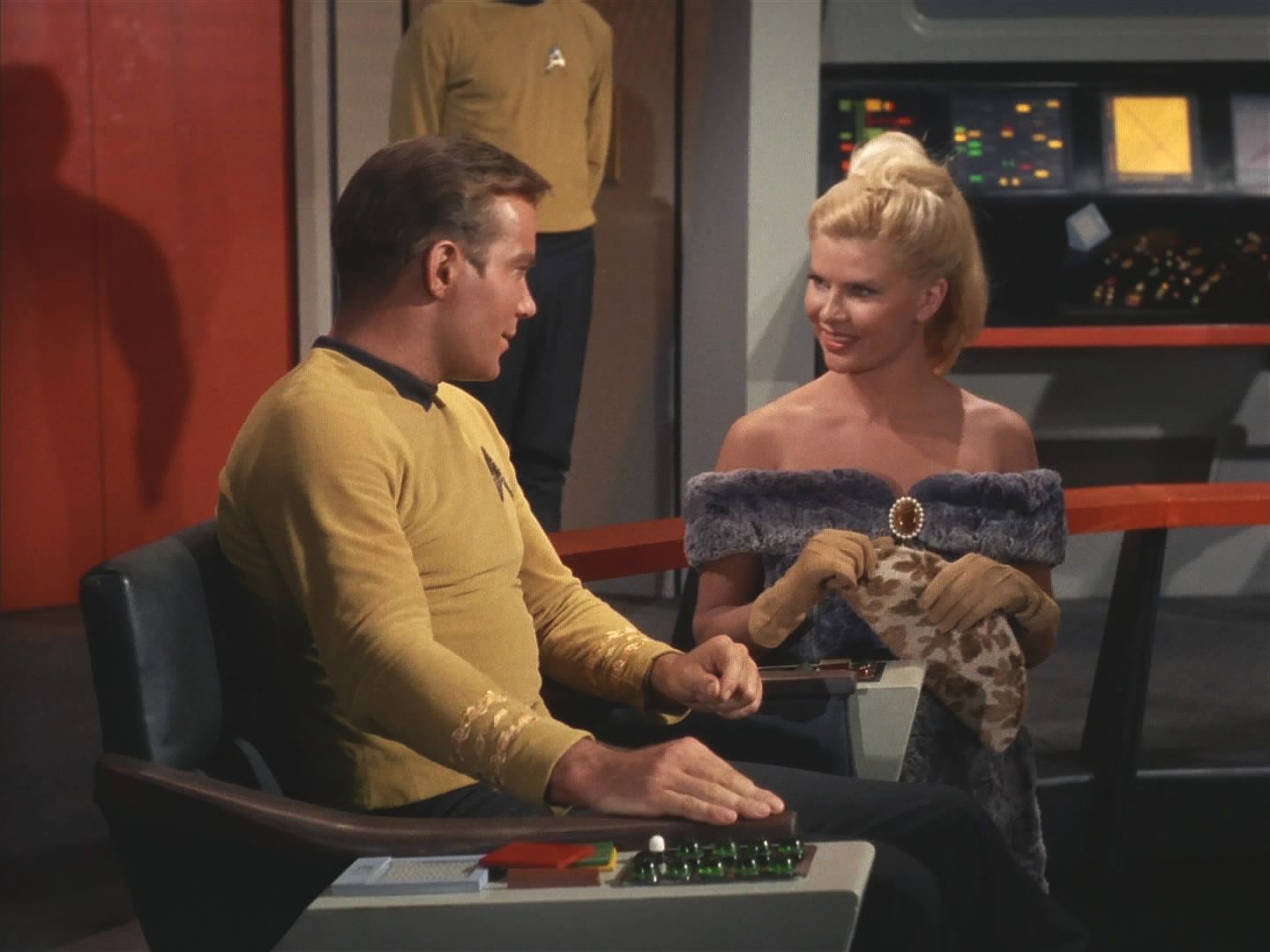 Kirk učinil opatření, aby Karidianova společnost musela na další štaci cestovat na Enterprise. Netušil, že Lenore pouze usnadnil její úkol.