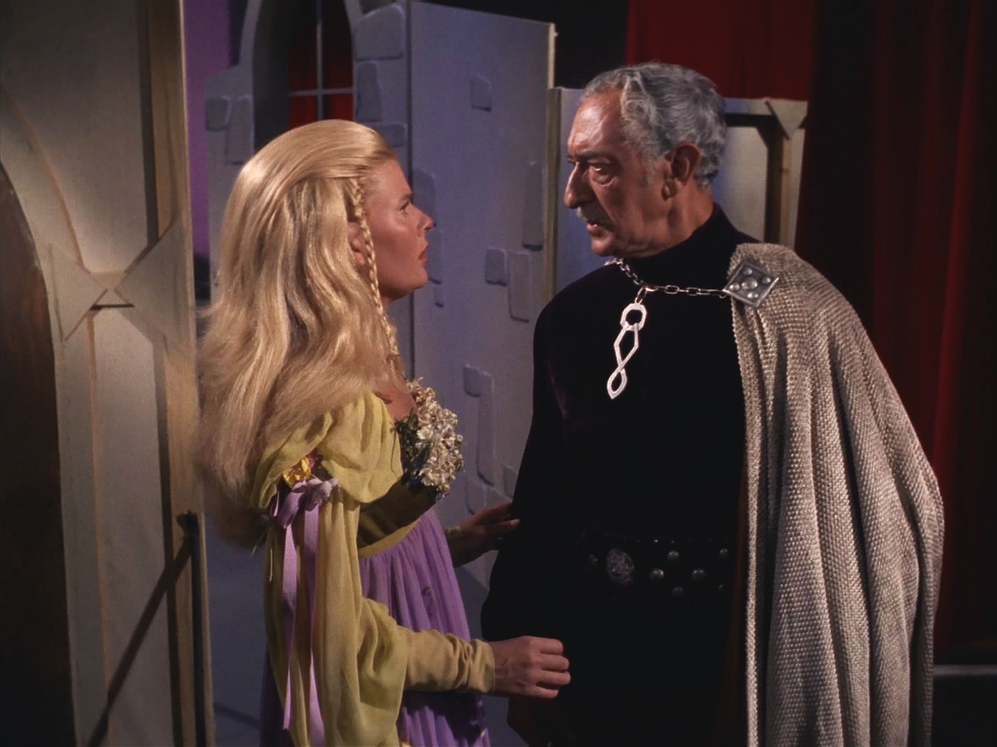 O přestávce představení Hamleta pro posádku Kirk vyslechl Lenore, jak otce ujišťuje, že už brzy bude v bezpečí, že už zbývají jen dva. Ona je tím vrahem, který už zabil sedm svědků.