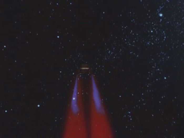 Na orbitu se dostali pozdě, Enterprise by už měla být pryč. Spock se odhodlal k zoufalému, emocionálnímu činu: vypustil palivo a zapálil je, čímž z něj udělal světlici.