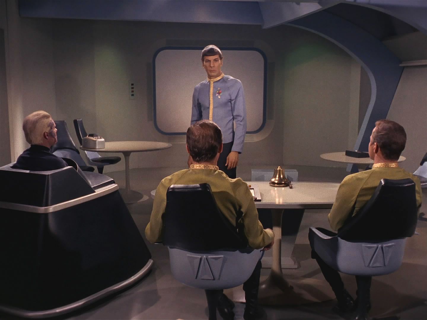 Mendez trvá na tom, že se Enterprise musí vrátit a zejména že musí skončit přenos z Talos IV. Spock vysvětluje, že už nad tím nemá moc, ovládání převzali Talosané.