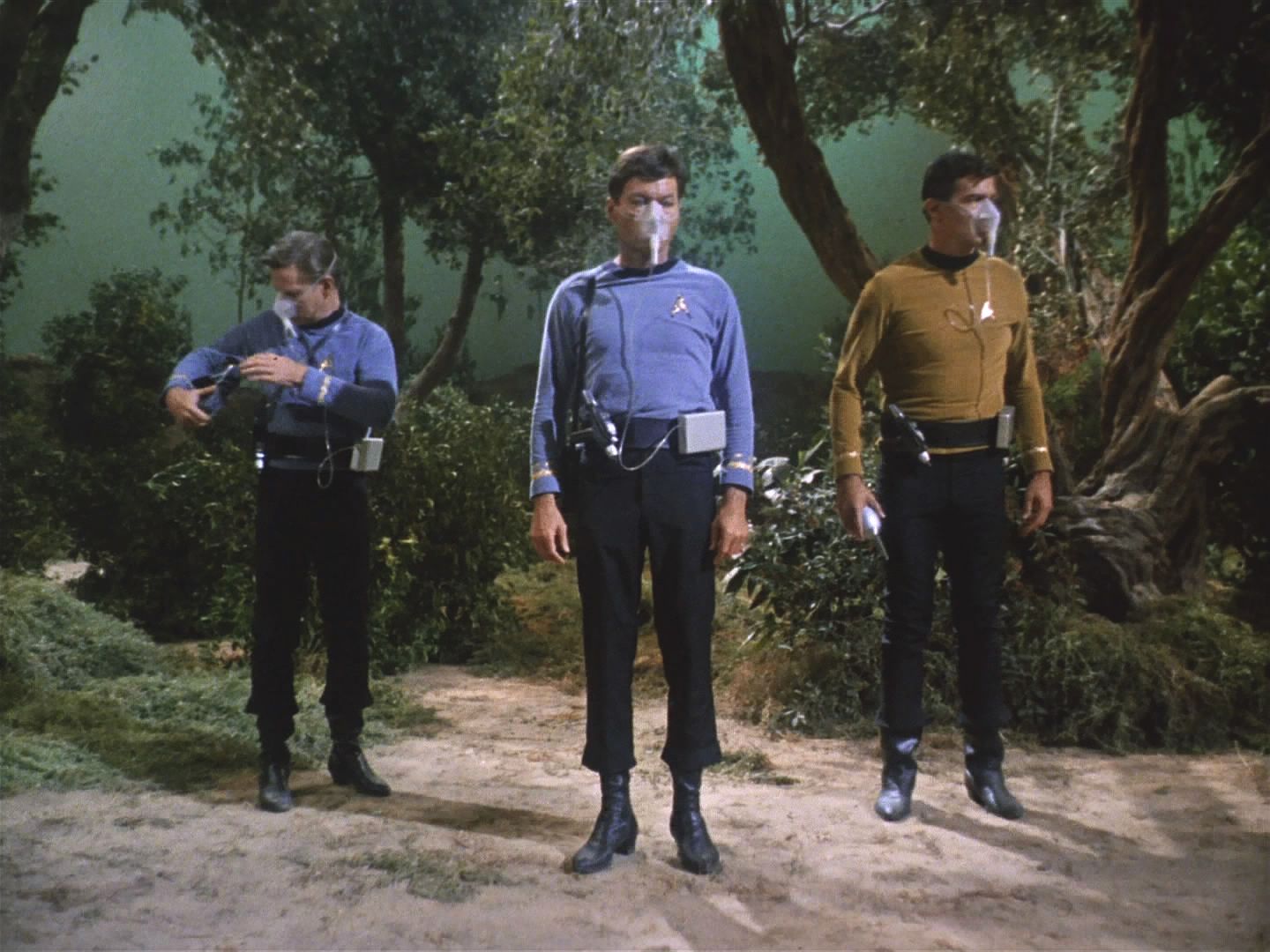 Po čtyřech hodinách pátrání z orbity najdou místo, které se odlišuje od zbytku povrchu, a Spock riskuje výsadek: doktora, geologa Jaegera a poručíka DeSalla.
