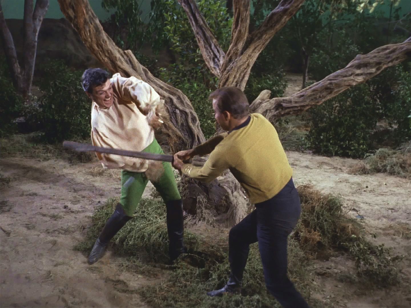Trelane se nevzdává. Znovu si přenesl Kirka, soudí ho a trestem má být oprátka. Kirk pochopil, že Trelanovi jde hlavně o zábavu, a přesvědčil ho, aby spolu bojovali o uvolnění Enterprise.