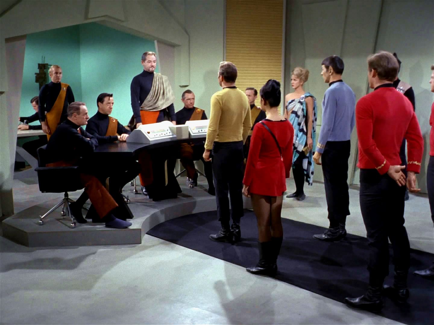Výsadek je přijat velmi přátelsky. Anan 7 tvrdí, že jsou v hrozné staleté válce, přestože všude je mír, klid, kvetoucí civilizace. Kirk ani Spock nechápou.