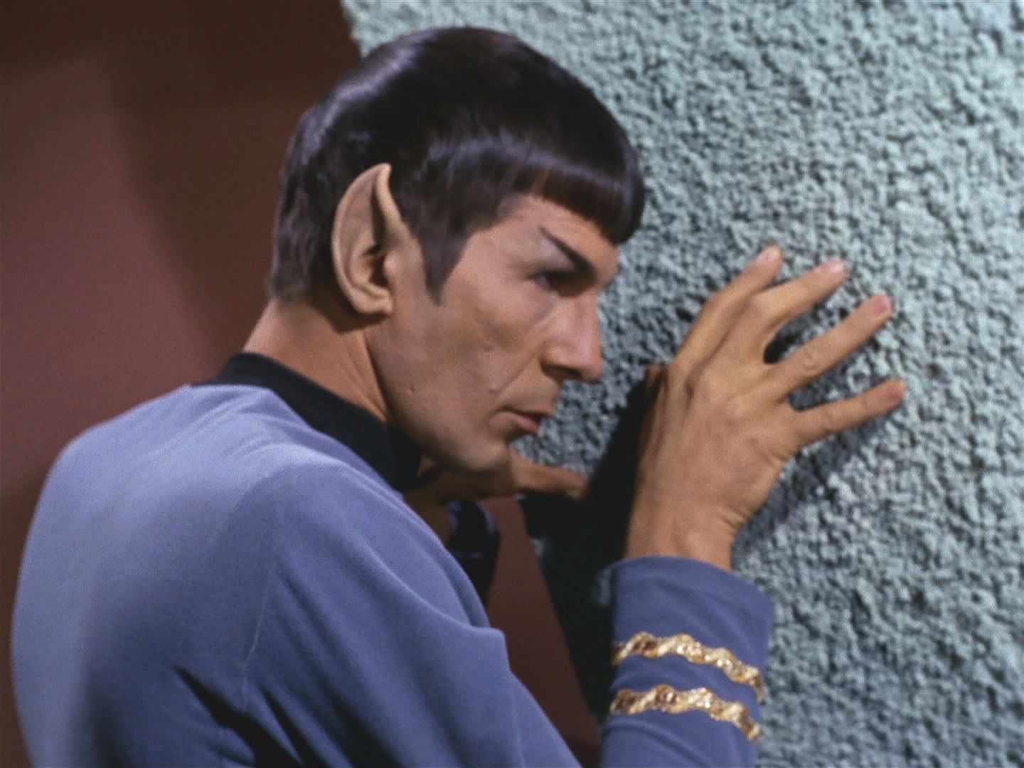 Spock telepaticky ovlivnil stráž a výsadek se dostal do chodeb komplexu. Podařilo se jim získat zbraně a převleky stráží a zničit jednu dezintegrační komoru. Zachránili přitom Meu 3.