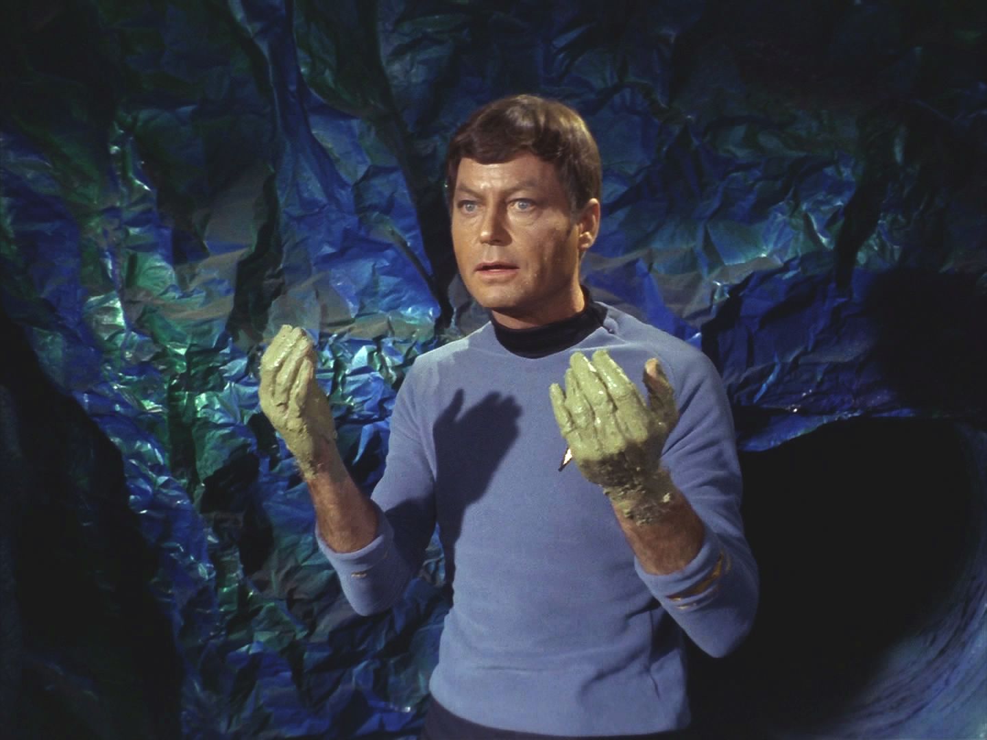 Doktor si poradil, i když se při tom cítil jako zedník, ne jako lékař. Spravilo to půl metráku termobetonu, materiálu s vysokým obsahem křemíku. Spock zatím vyjednal dohodu.
