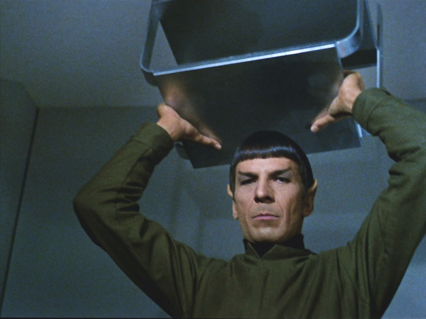 Vyláká tedy Spocka zpět na loď slibem, že se hned přenese za ostatními, že jen potřebuje s něčím pomoct. Rozzuřit Spocka urážkami chvíli trvalo, ale povedlo se a Spock je volný.