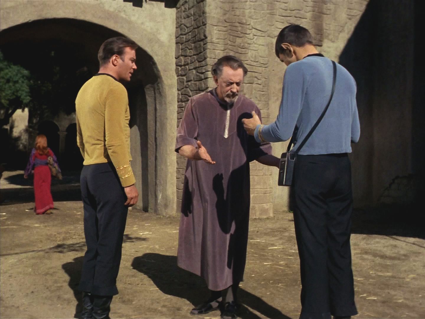 Kirk a Spock se transportovali na povrch a jsou udiveni naprostým nezájmem o jev transportního paprsku. Vítá je Ayelborne, představený Rady starších.