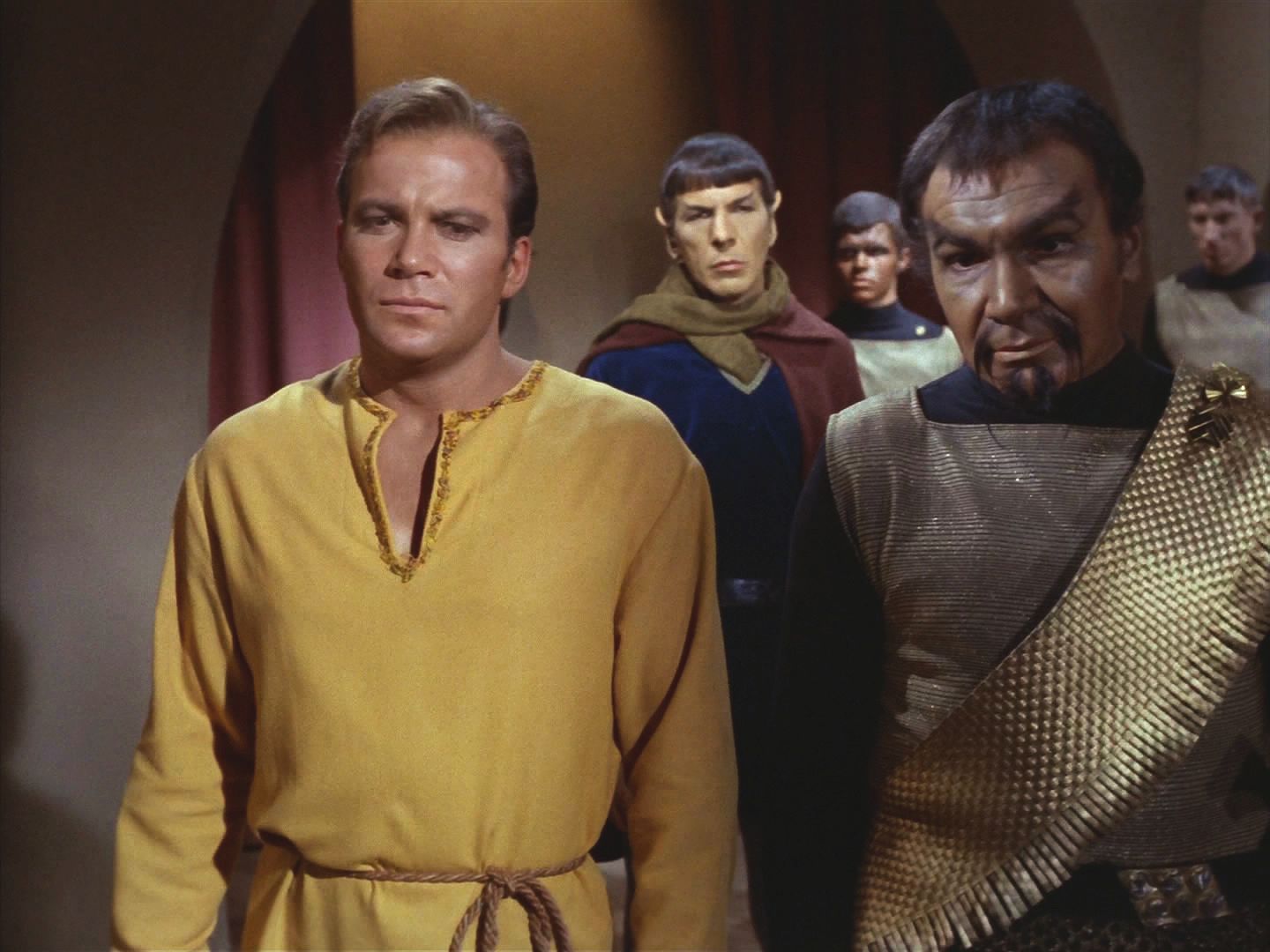 Korovi je jasné, že explozi má na svědomí "Baroner", který mu vzdoroval. I jeho ale překvapuje, že Organianci prozradili Kirkovu a Spockovu totožnost. Oba vojáci je sledují s pohrdáním.