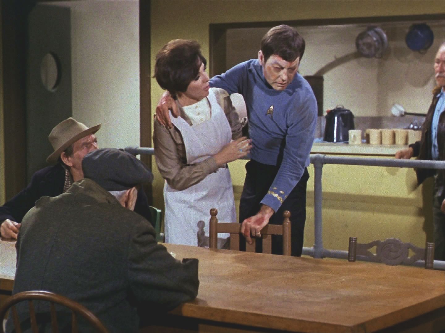 Mezitím do roku 1930 dorazil také doktor. Edith vidí, že je v hrozném zdravotním stavu, a pečuje o něj. Kirk ani Spock o jeho příchodu nevědí, i když se se Spockem minul o vteřiny..
