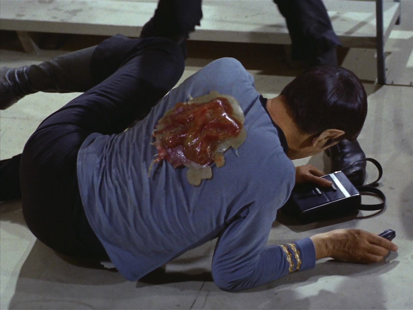 Jedno z nich se přisálo na Spocka. Ač je Kirk téměř okamžitě strhne, přesto doktor při operaci zjistí, že to je nervový parazit, který se už usídlil ve Spockově nervové soustavě.