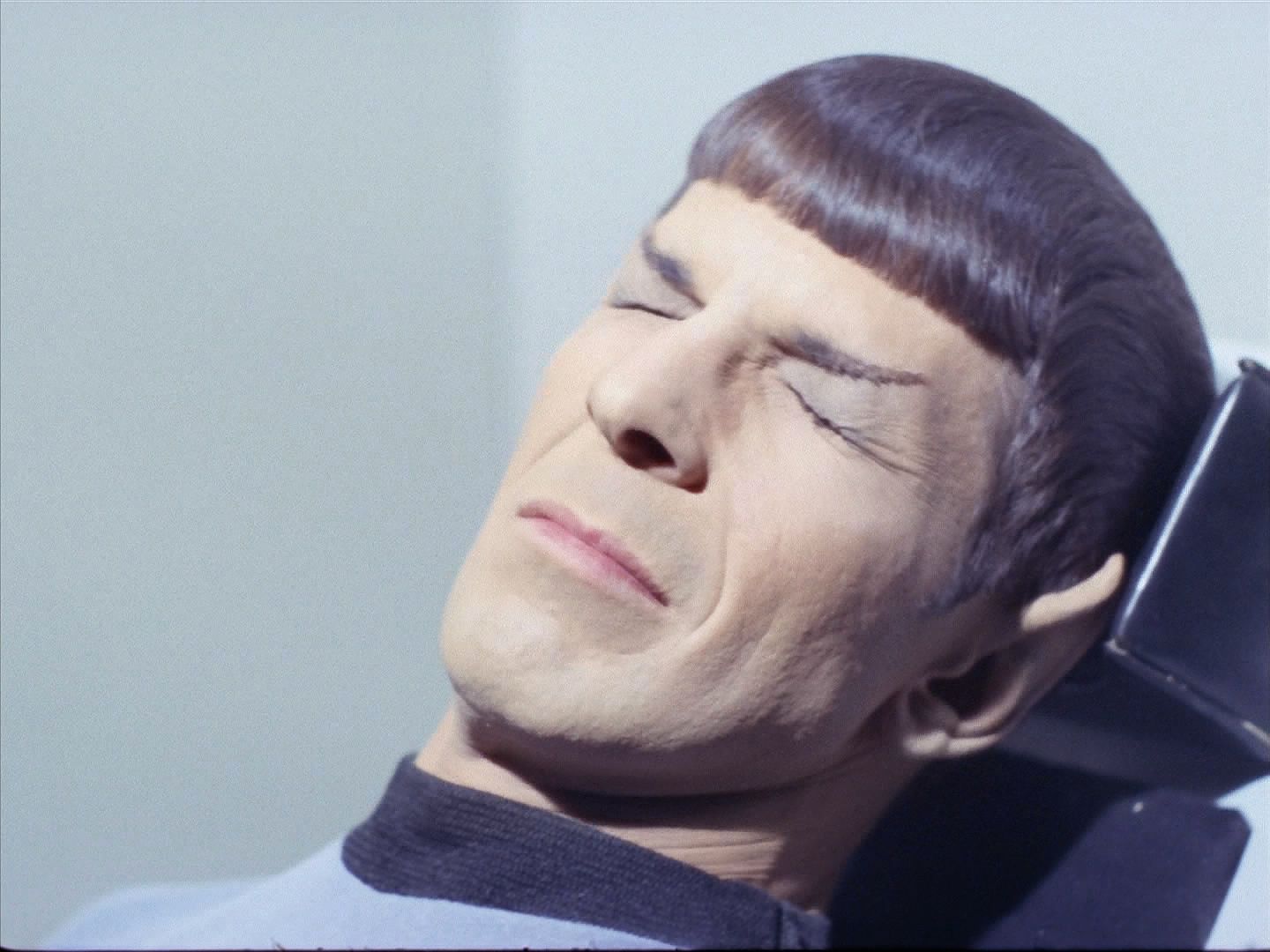 Po neúspěšné snaze parazita zabít přišli na to, že ho zabíjí světlo, a Spock je prvním testovacím subjektem. Světlo vysoké intenzity parazita zničilo, ale Spock přitom oslepl.