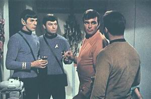 Kirk, Spock a McCoy v rozhovoru se Zeframem Cochranem