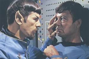 Zrcadlový Spock si vynucuje splynutí mysli s dr. McCoyem