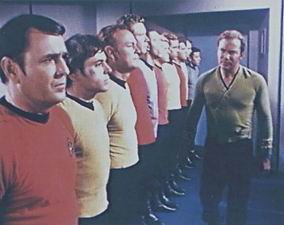 Kirk vyšetřuje rvačku v baru mezi posádkou Enterprise a Klingony