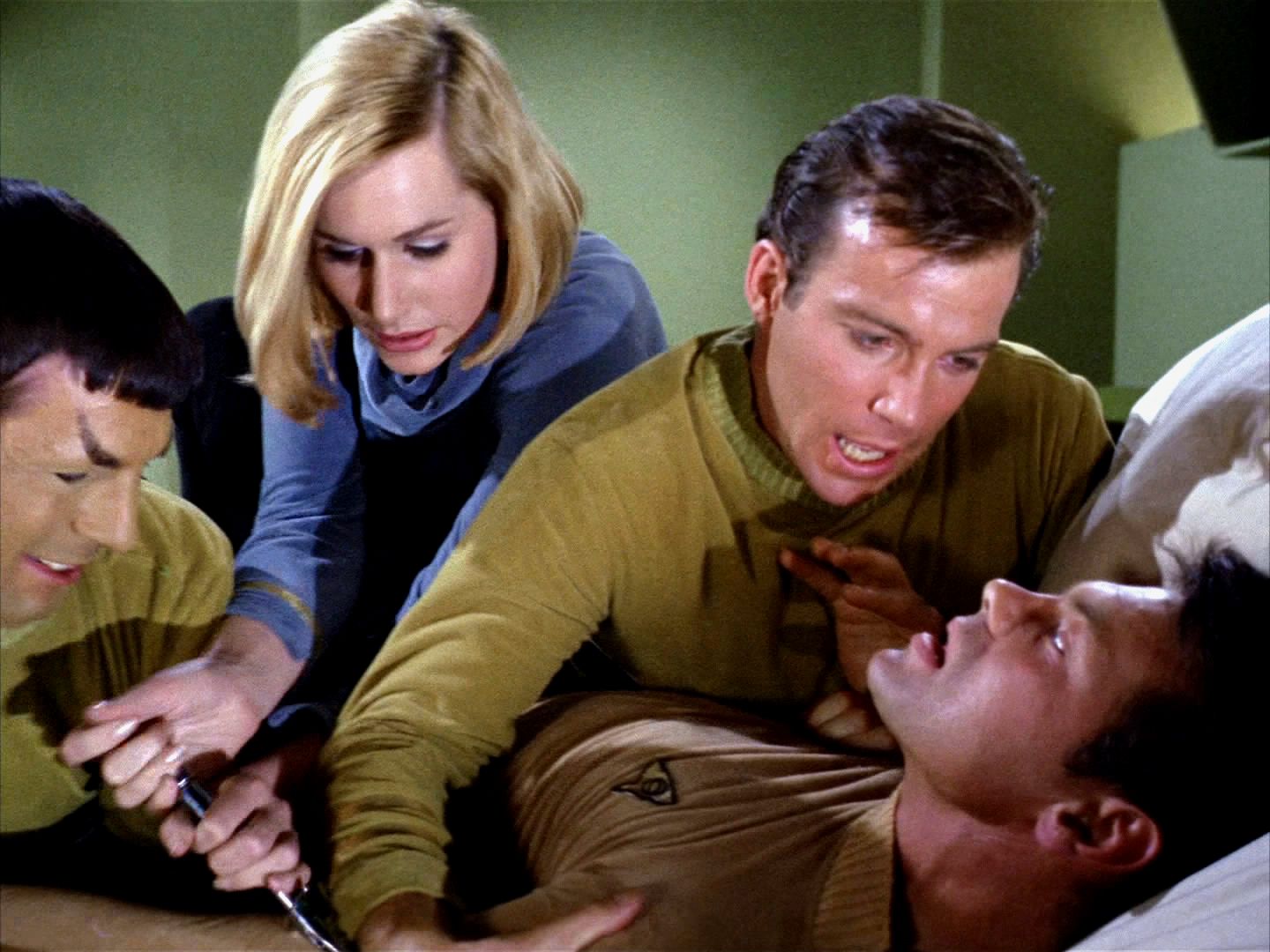 Kapitán ale rozhodl, že Garyho nechají na Delta Vega, liduprázdné planetě v dosahu jejich poškozených motorů. Aby ho dostali k transportéru, musela mu doktorka píchnout sedativa.