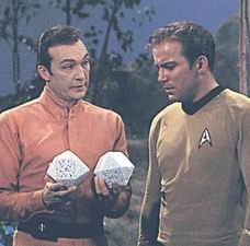 Rojan ukazuje Kirkovi jeho proměněnou posádku