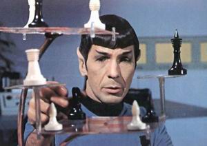 Spock hraje šachy, aby vyvedl z míry mimogalaktické únosce