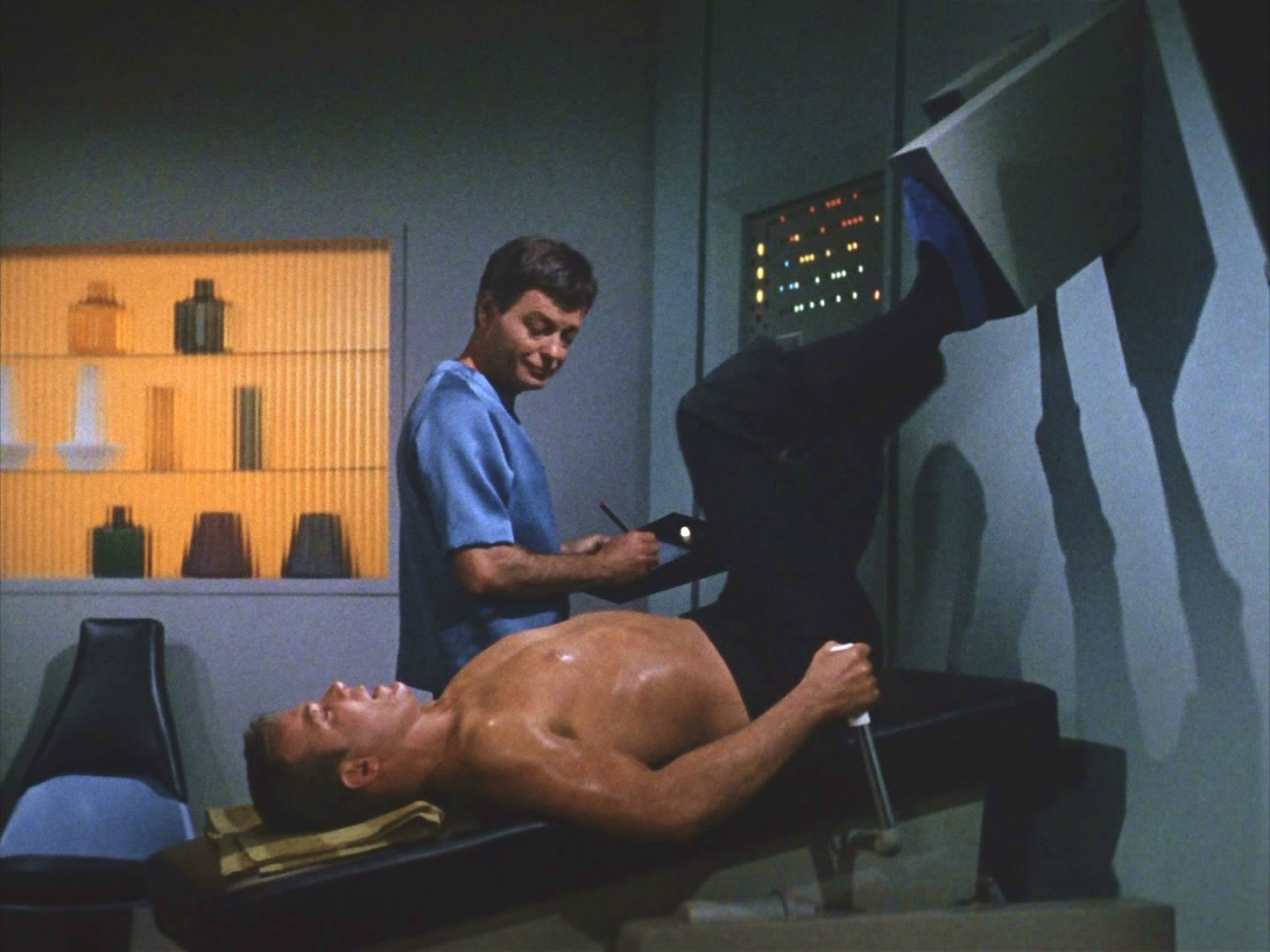 Kapitán právě absolvuje pravidelnou lékařskou prohlídku u nového lodního lékaře, svého přítele McCoye. Tato prohlídka mimochodem vyústila v dietu, protože kapitán něco přibral.