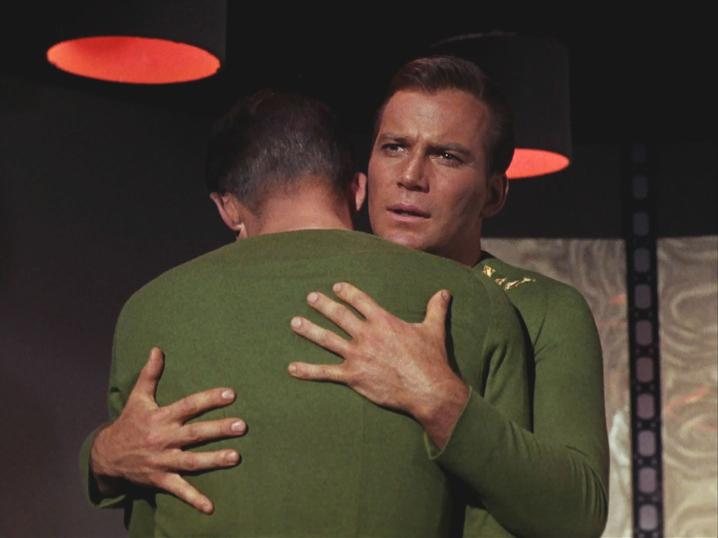 "Zlý" Kirk se nevzdal bez boje, chtěl žít a být kapitánem. Pochopil ale, že ani jeden z nich není úplný. Transport se podařil a nazpátek transportovali jednoho kapitána se všemi jeho vlastnostmi.