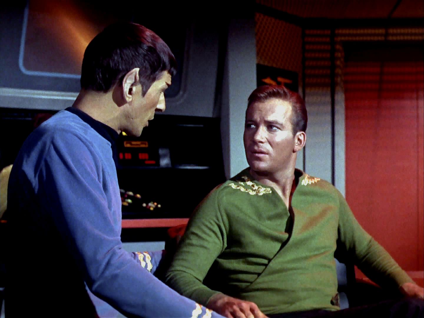 Dalším Kirkovým problémem je, že ztratil vlastnosti, které z něj dělaly dobrého kapitána, ty jsou u jeho dvojníka. A dole na planetě začíná opravdu mrznout a výsadek nejde transportovat.