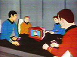 Spock, Kirk, McCoy a Scotty zachytili nouzové volání z planety Lactra VII