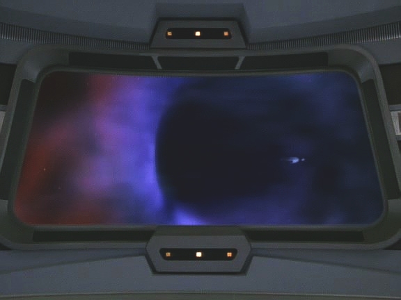 Voyager se dostal do prostorových distorzí, objevuje loď za horizontem událostí kvantové singularity a zachycuje její vysílání. Snaží se lodi pomoci.