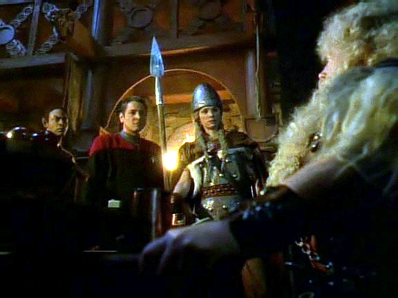 Do jeho simulátorového programu ho jdou hledat Chakotay a Tuvok. Freya je představuje otci, králi Hrothgarovi, jako hrdiny, kteří přišli zabít Grendela. Boj s ním nepřežil Beowulf-Harry.