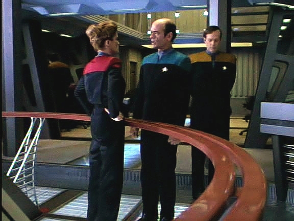Ve strojovně se navíc ocitl na samém počátku pobytu Voyageru v Delta kvadrantu. Kapitánovi se možnost, že by zničil warp jádro, vůbec nelíbí.