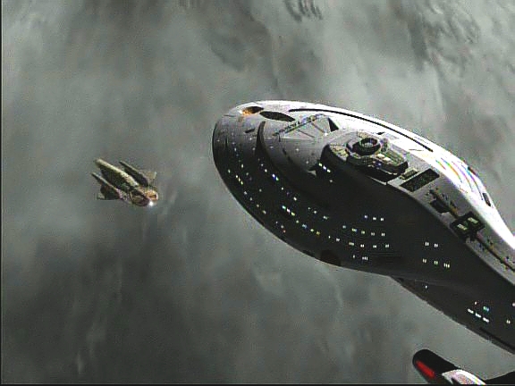 Na Voyager na orbitě zaútočí neznámá loď, která se mu snaží blokovat cestu. Jelikož se Tom a Neelix nehlásí, rozhoduje kapitán, že si pro ně zaletí nad povrch.
