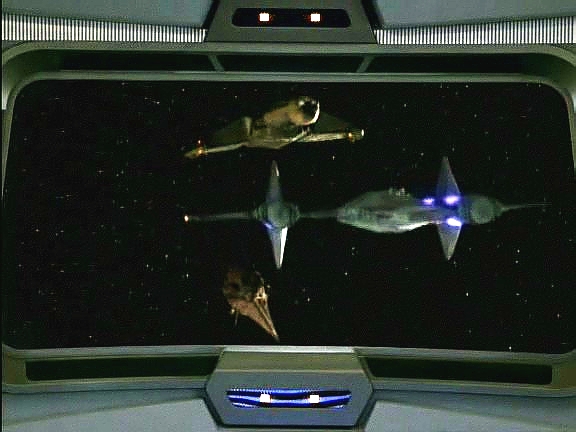 Voyager zatím ohrožují bothanské lodě. Dojde ke střelbě a Voyager utrpí drobné poškození.