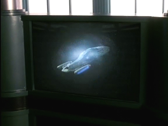 Voyager se B'Elannu snaží získat zpět, je však při tom velmi silně poškozen. Loď robotů má výraznou převahu.
