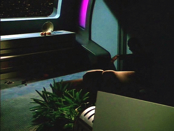 Nakonec se zavře v kajutě a znemožní si odchod. Kapitán nachází rozbité zařízení a Tuvoka v hrozném stavu.