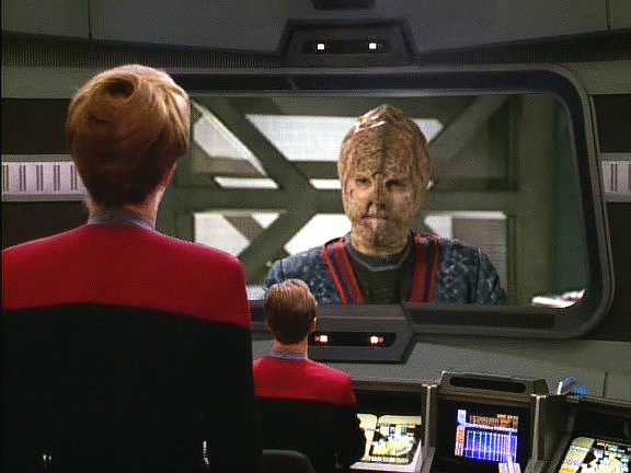 Voyager zjistil, kam střela přezdívaná Démon směřuje, a kapitán se snaží varovat obyvetele Rakosy V. Není to poprvé, kdy slyší, že Voyager má velmi špatnou pověst.
