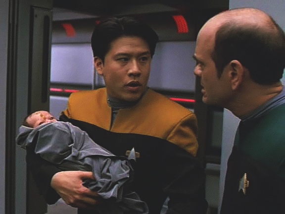 Posílá Harryho s miminkem, kteří jsou na Voyageru B naživu, na Voyager A…