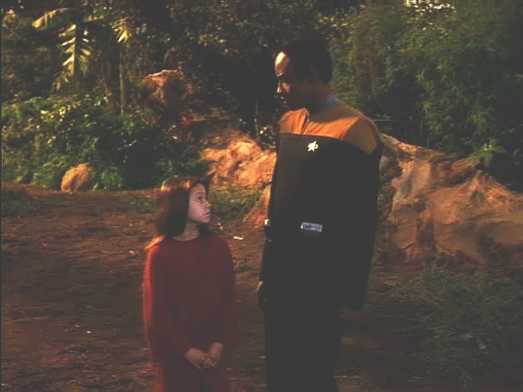 Tressa v jasné chvilce prohlásí, že Tuvok jí připomíná jejího vnuka a že si přeje, aby s ní zůstal do konce. S tím souhlasí i Drayané.