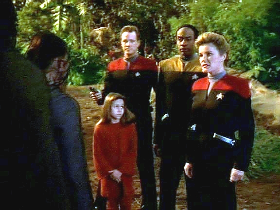 Už se stmívá, když se všichni sejdou. Tuvok trvá na tom, že Tressu odvede na Voyager, Alcia ale vysvětlí, že Tresse je 96 let a že sem přišla zemřít.