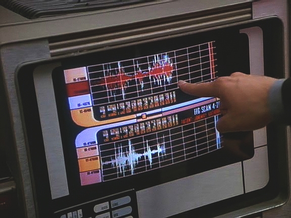 Skeny ukazují, že Tuvokovy paměťové engramy nejsou v pořádku. Za paměťový engram s falešnou vzpomínkou se vydává virus. Doktor ho začíná bombardovat thorony.