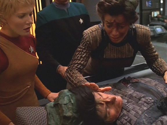 Posádka Voyageru zachránila tři Ilariany z explodující lodě, jeden z nich však umírá. Kes je u něj v okamžiku smrti.
