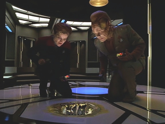 Návrat na Voyager je podivný. Nikde nikdo, bioelektrické pole ruší skeny a zdá se, že na lodi je neznámá životní forma. Jeden jedinec si právě prorazil cestu do Jefferiesova průlezu.