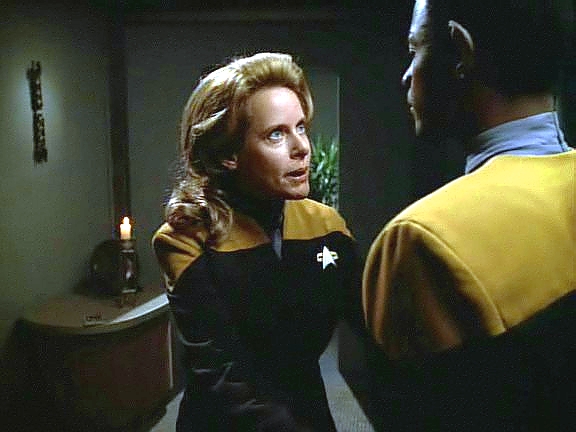 Pak ji ale Tuvok najde ve své kajutě. Marayna ho žádá, aby zůstal s ní, že patří k sobě. Když Tuvok odmítá, přenese hologram pryč, začne ale poškozovat Voyager.