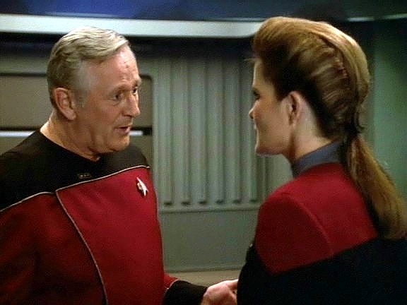 Je to admirál Janeway, 15 let mrtvý, a přesvědčuje Kathryn, aby šla s ním, že si ušetří mnoho trápení. Kapitán ale ještě není připravena.