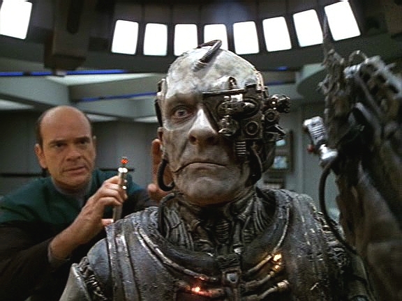 Smrt je ovšem u Borgů relativní. Toho, které přenesli na Voyager na pitvu, Doktor omylem aktivoval.