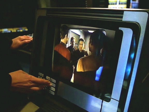 Kapitán sleduje, co se v simulátoru děje, a duchapřítomně dopisuje program tak, aby Tuvoka a Toma zachránila.