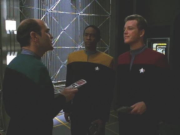 Tom a Tuvok mají program dokončit a mají řadu nezvaných pomocníků: Neelixe, B'Elannu a dokonce Doktora. Aktivují soubor parametrů příběhu…